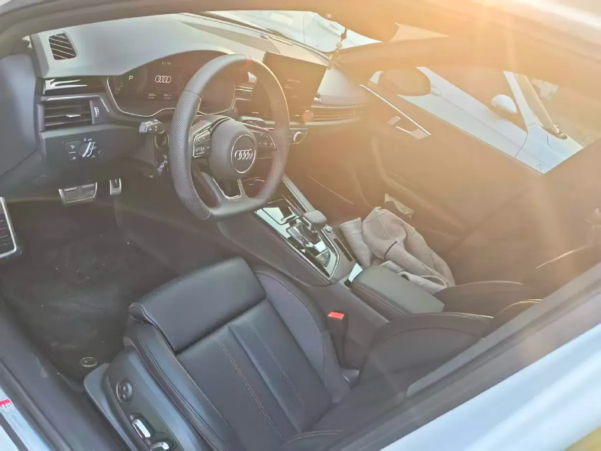 2025 Audi A4L 2.0T 190HP L4 7DCT,autocango,china used car exporter,china ev exporter,chinese used car exporter,chinese used ev exporter