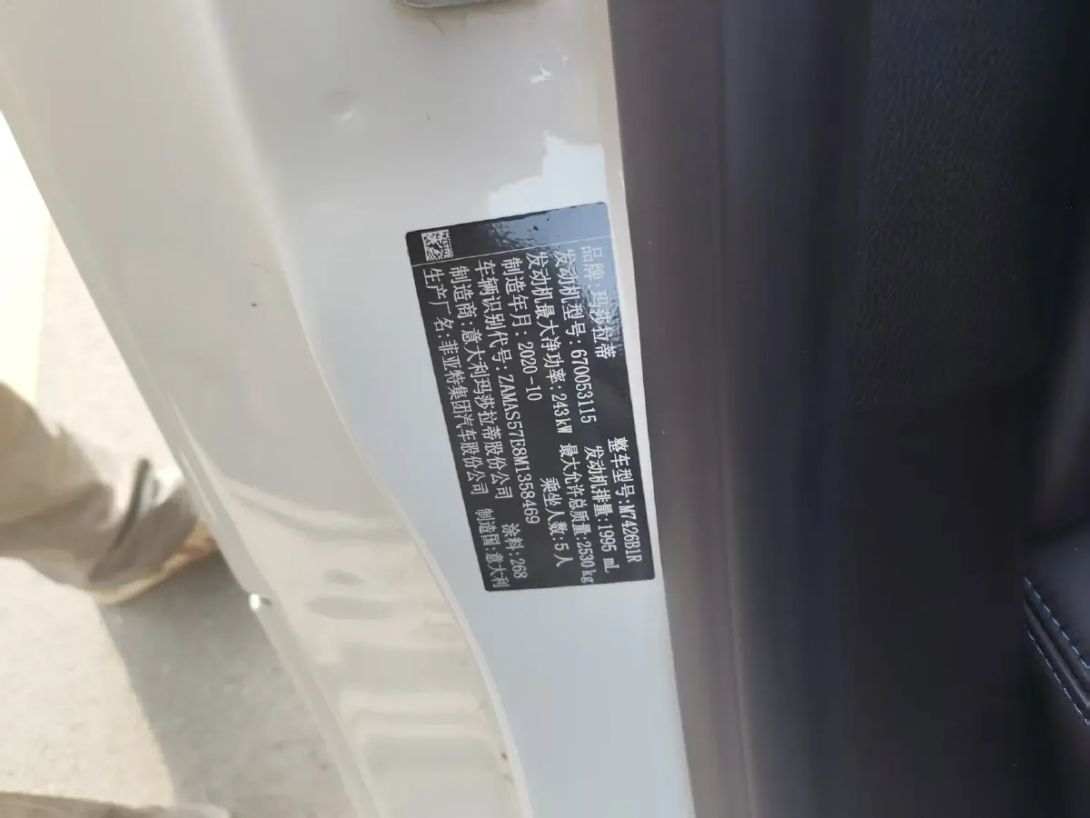 2021 Maserati Ghibli 2.0T 330HP L4 8AT,autocango,china used car exporter,china ev exporter,chinese used car exporter,chinese used ev exporter