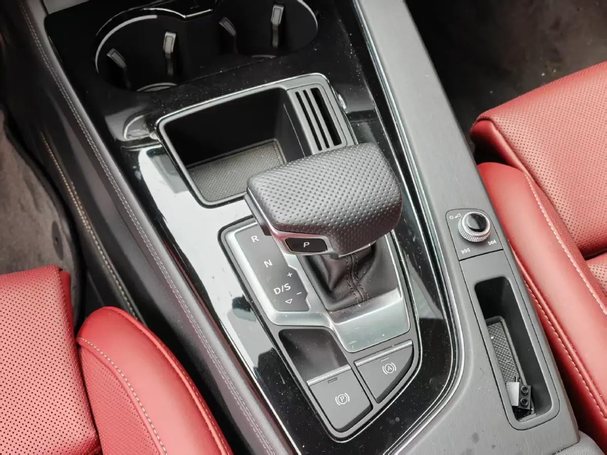 2024 Audi A4L 2.0T 190HP L4 7DCT,autocango,china used car exporter,china ev exporter,chinese used car exporter,chinese used ev exporter