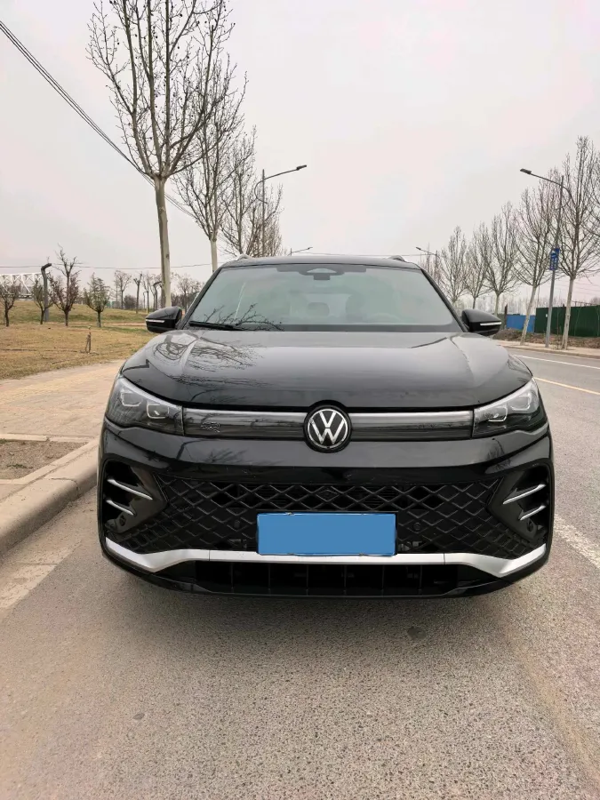 2026 Volkswagen Tiguan L 2.0T 220HP L4 7DCT,autocango,china used car exporter,china ev exporter,chinese used car exporter,chinese used ev exporter