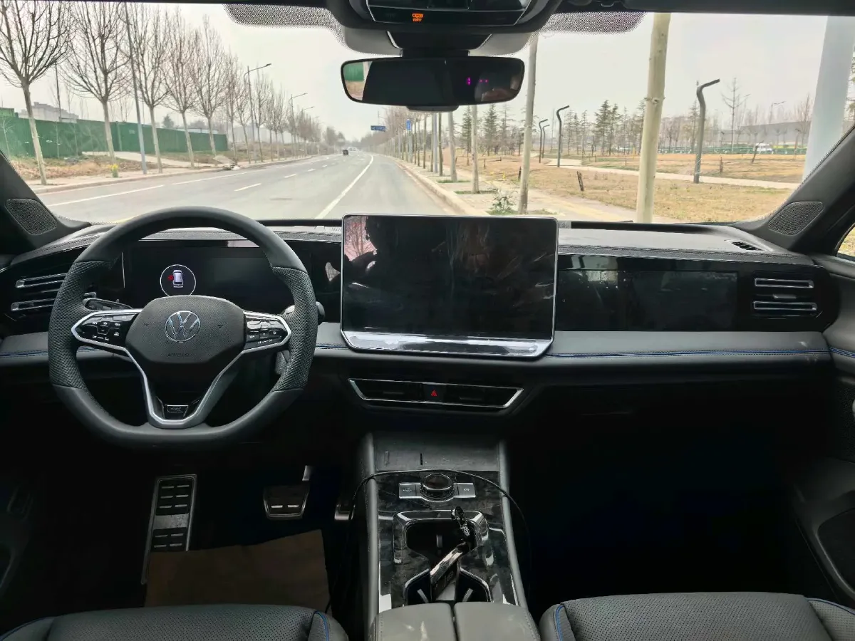 2026 Volkswagen Tiguan L 2.0T 220HP L4 7DCT,autocango,china used car exporter,china ev exporter,chinese used car exporter,chinese used ev exporter