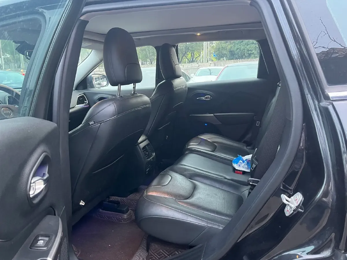 2019 Jeep Cherokee 2.0T 265HP L4 9AT,autocango,china used car exporter,china ev exporter,chinese used car exporter,chinese used ev exporter