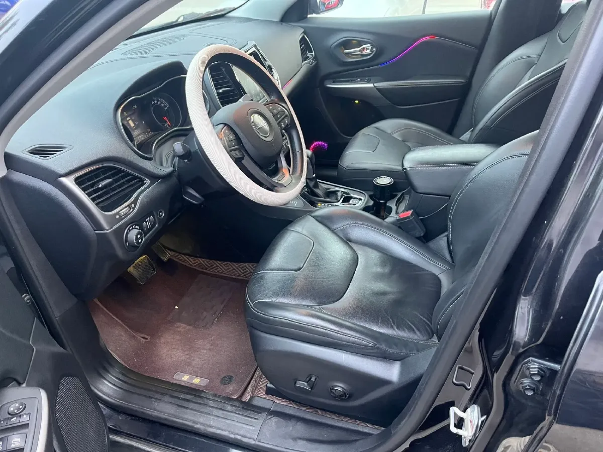 2019 Jeep Cherokee 2.0T 265HP L4 9AT,autocango,china used car exporter,china ev exporter,chinese used car exporter,chinese used ev exporter