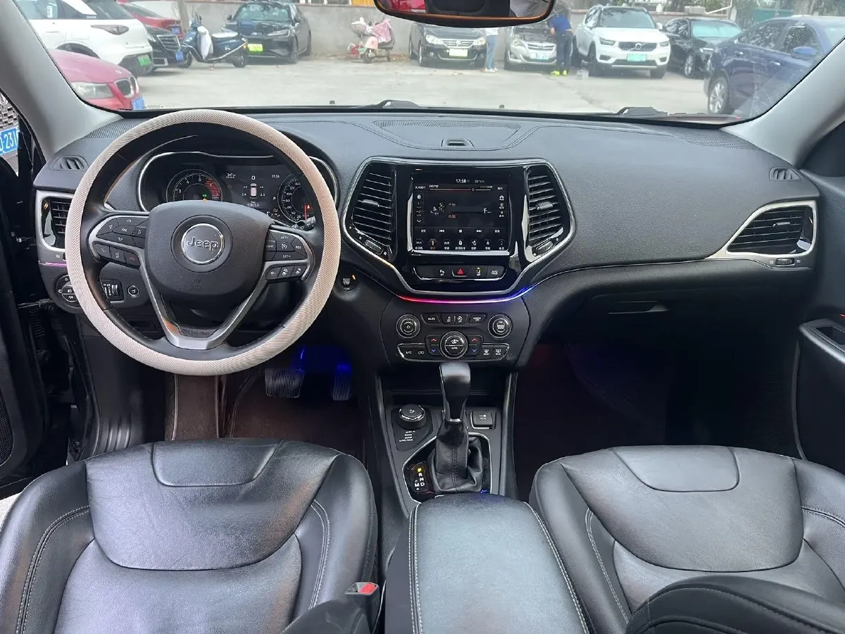 2019 Jeep Cherokee 2.0T 265HP L4 9AT,autocango,china used car exporter,china ev exporter,chinese used car exporter,chinese used ev exporter