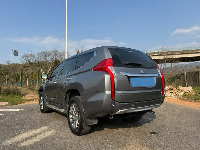 2019 Mitsubishi Pajero 3.0L 209HP V6 8AT,autocango,china used car exporter,china ev exporter,chinese used car exporter,chinese used ev exporter