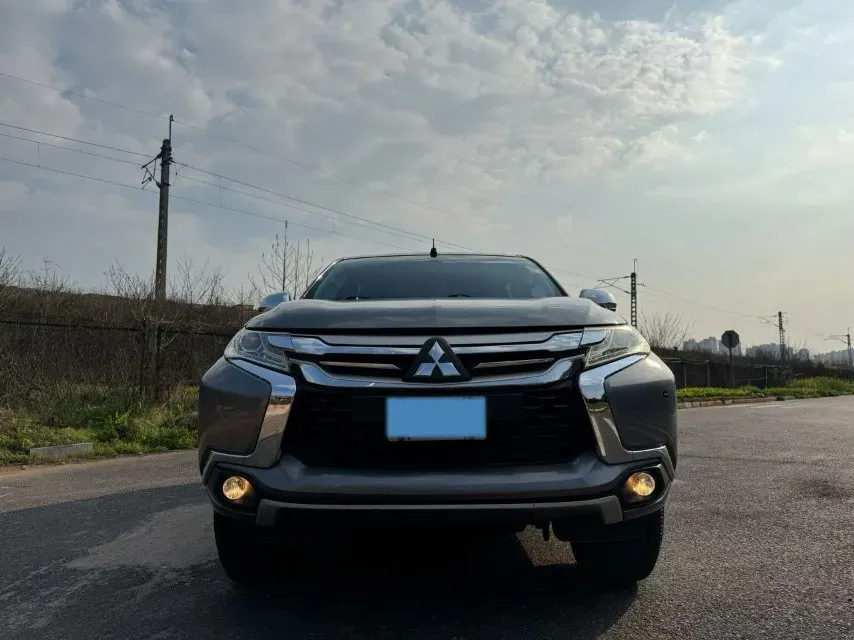 2019 Mitsubishi Pajero 3.0L 209HP V6 8AT,autocango,china used car exporter,china ev exporter,chinese used car exporter,chinese used ev exporter