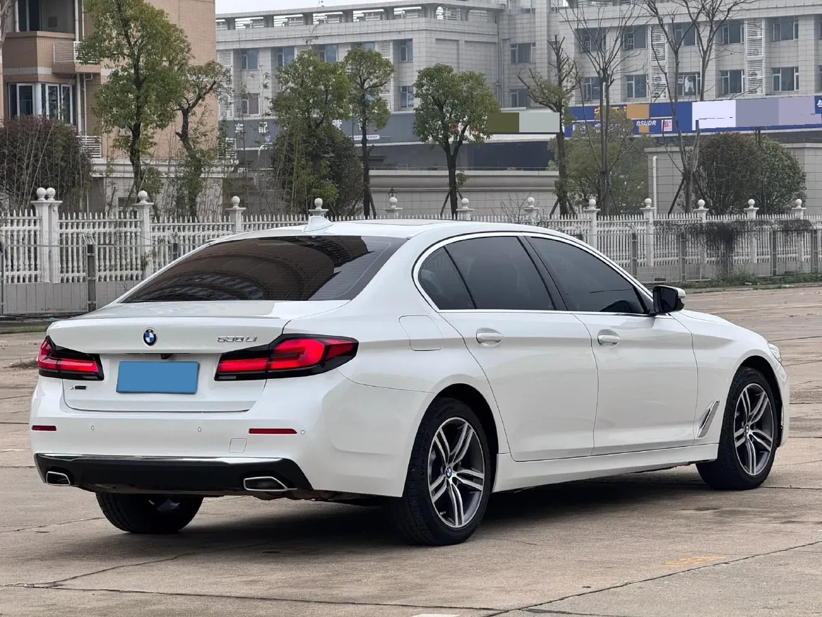 2022 BMW 5 Series 2.0T 252HP L4 8AT,autocango,china used car exporter,china ev exporter,chinese used car exporter,chinese used ev exporter