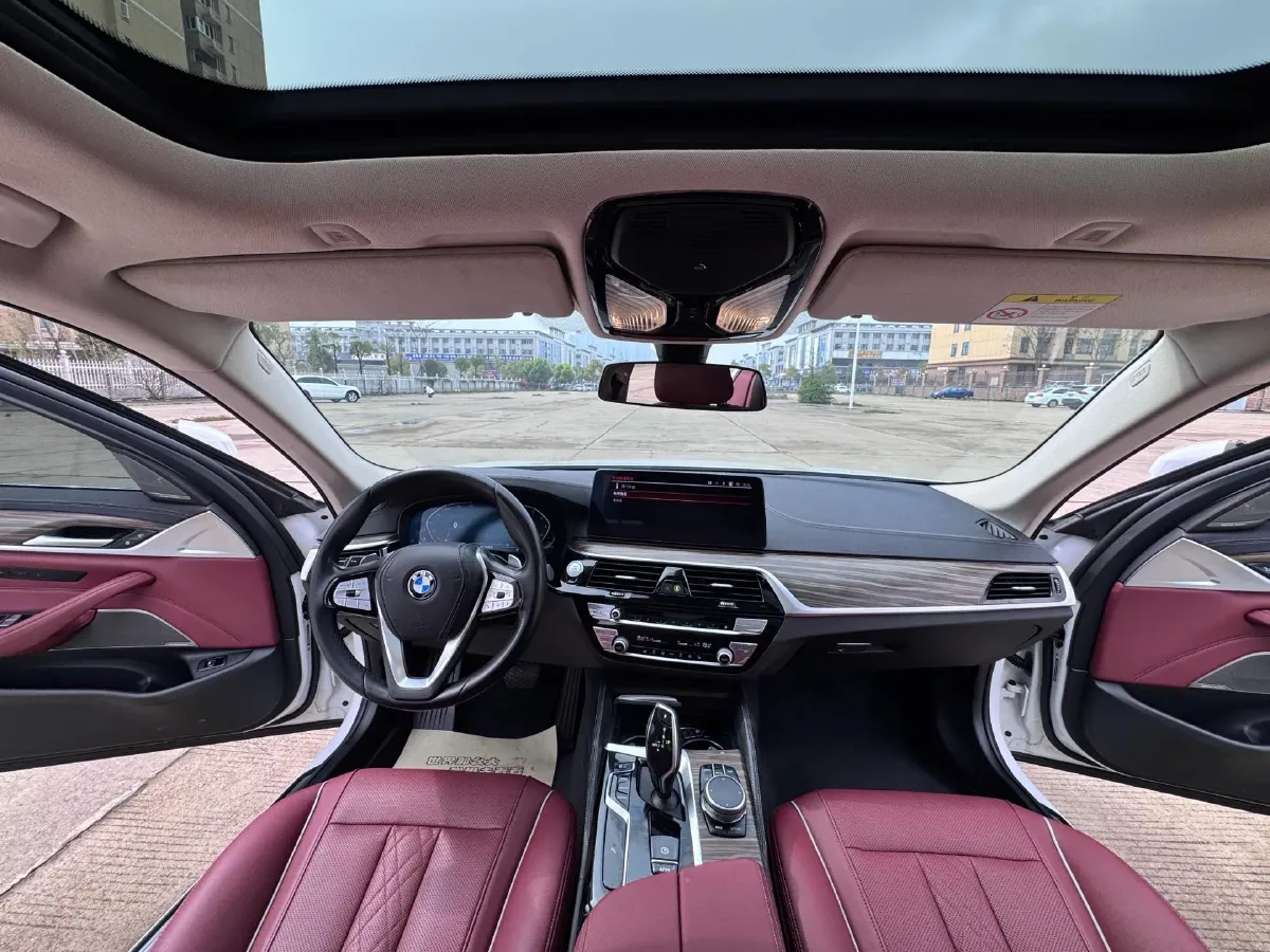 2022 BMW 5 Series 2.0T 252HP L4 8AT,autocango,china used car exporter,china ev exporter,chinese used car exporter,chinese used ev exporter