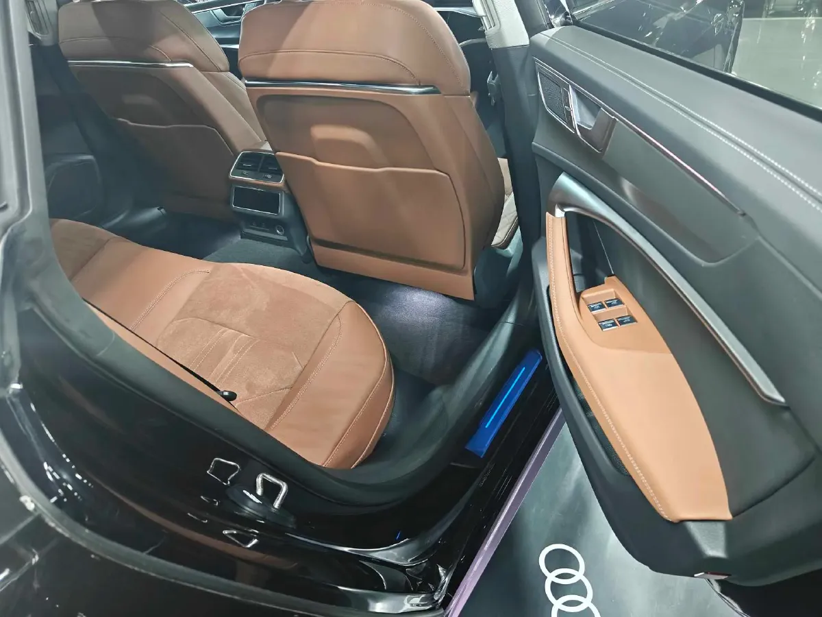 2024 Audi A7L 2.0T 245HP L4 7DCT,autocango,china used car exporter,china ev exporter,chinese used car exporter,chinese used ev exporter