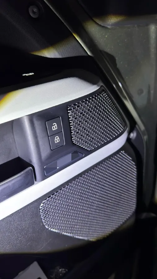 2020 Land Rover Defender 3.0T 400HP L6 8AT,autocango,china used car exporter,china ev exporter,chinese used car exporter,chinese used ev exporter