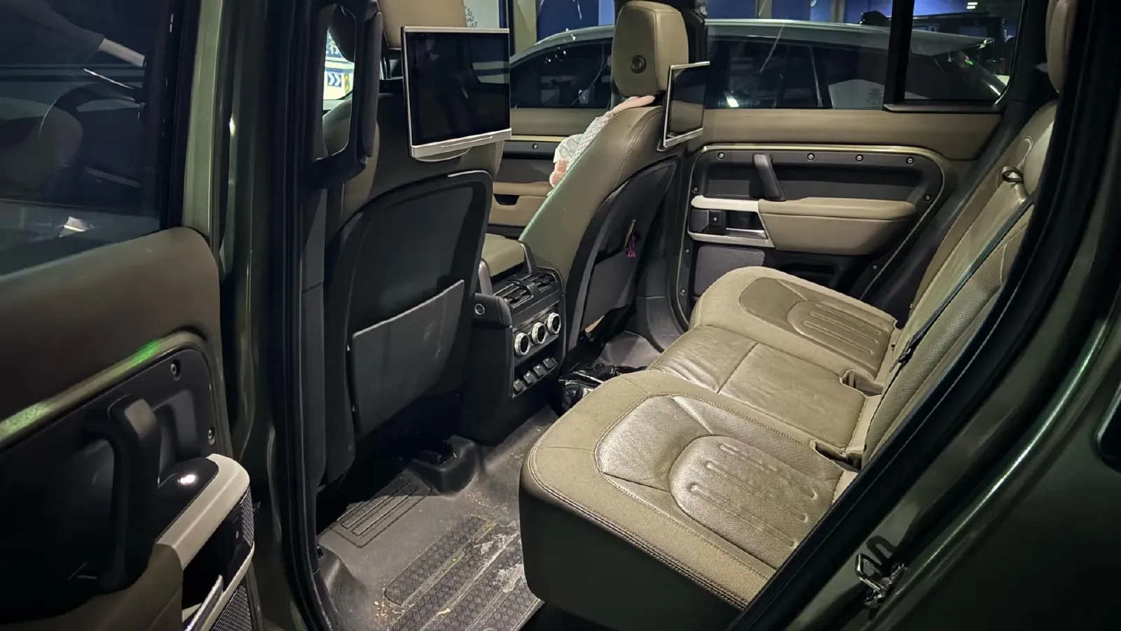 2020 Land Rover Defender 3.0T 400HP L6 8AT,autocango,china used car exporter,china ev exporter,chinese used car exporter,chinese used ev exporter