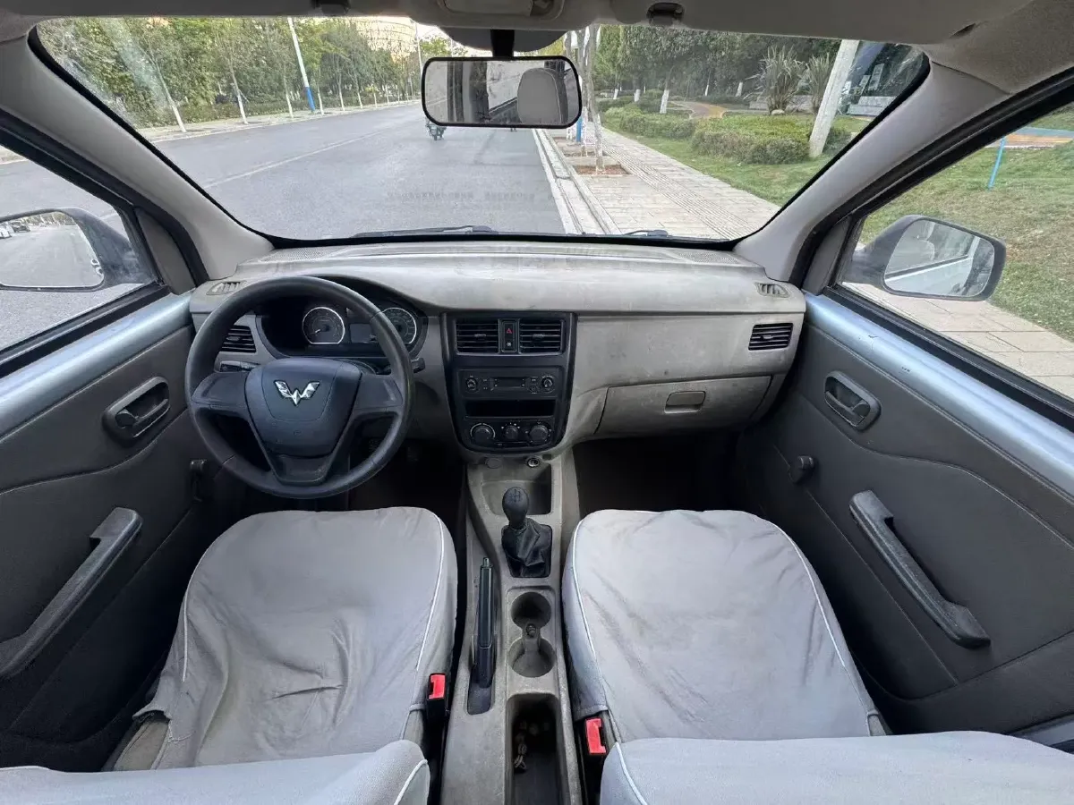 2015 WuLing RongGuang V 1.5L 112HP L4 5MT,autocango,china used car exporter,china ev exporter,chinese used car exporter,chinese used ev exporter