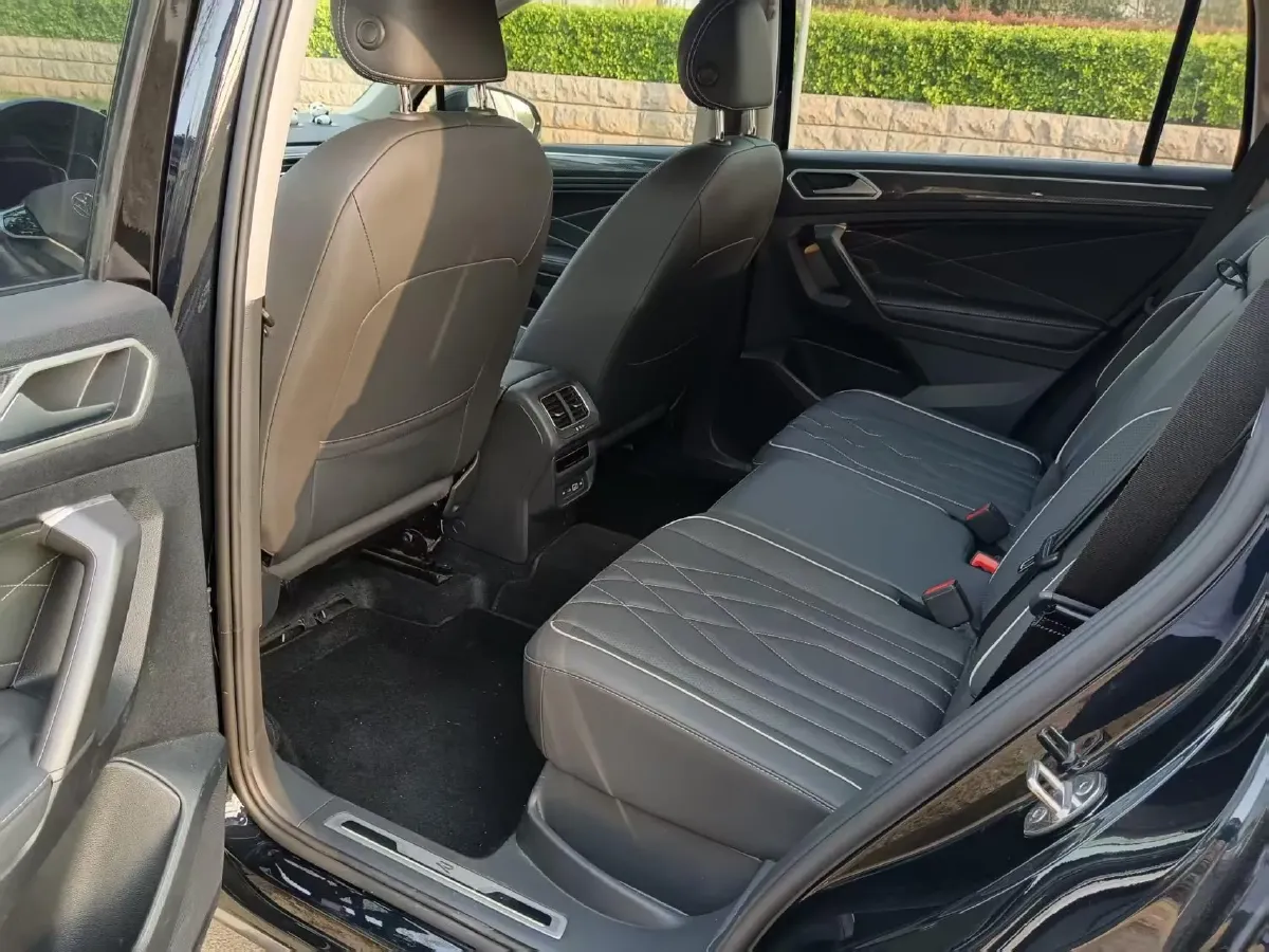 2023 Volkswagen Tiguan L 2.0T 186HP L4 7DCT,autocango,china used car exporter,china ev exporter,chinese used car exporter,chinese used ev exporter