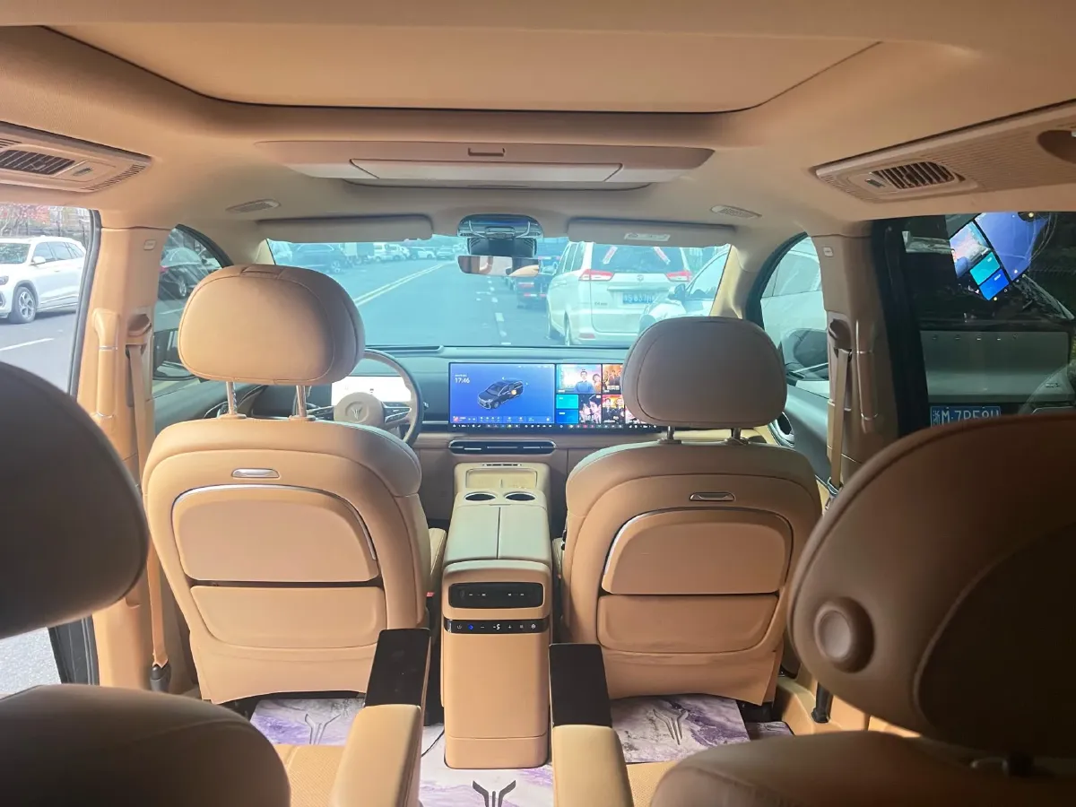 2025 Voyah Dream 1.5T 150HP L4 PHEV 41.7KWH,autocango,china used car exporter,china ev exporter,chinese used car exporter,chinese used ev exporter