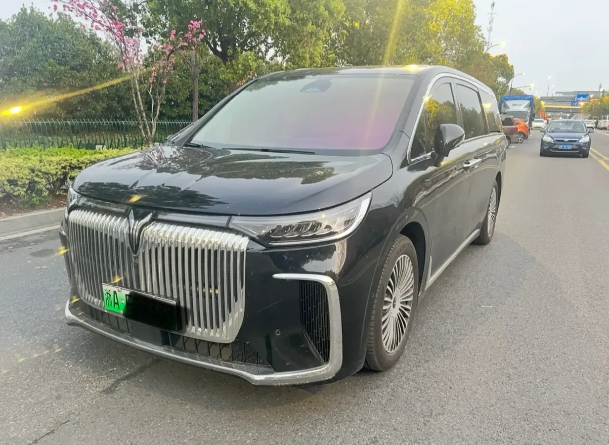 2025 Voyah Dream 1.5T 150HP L4 PHEV 41.7KWH,autocango,china used car exporter,china ev exporter,chinese used car exporter,chinese used ev exporter