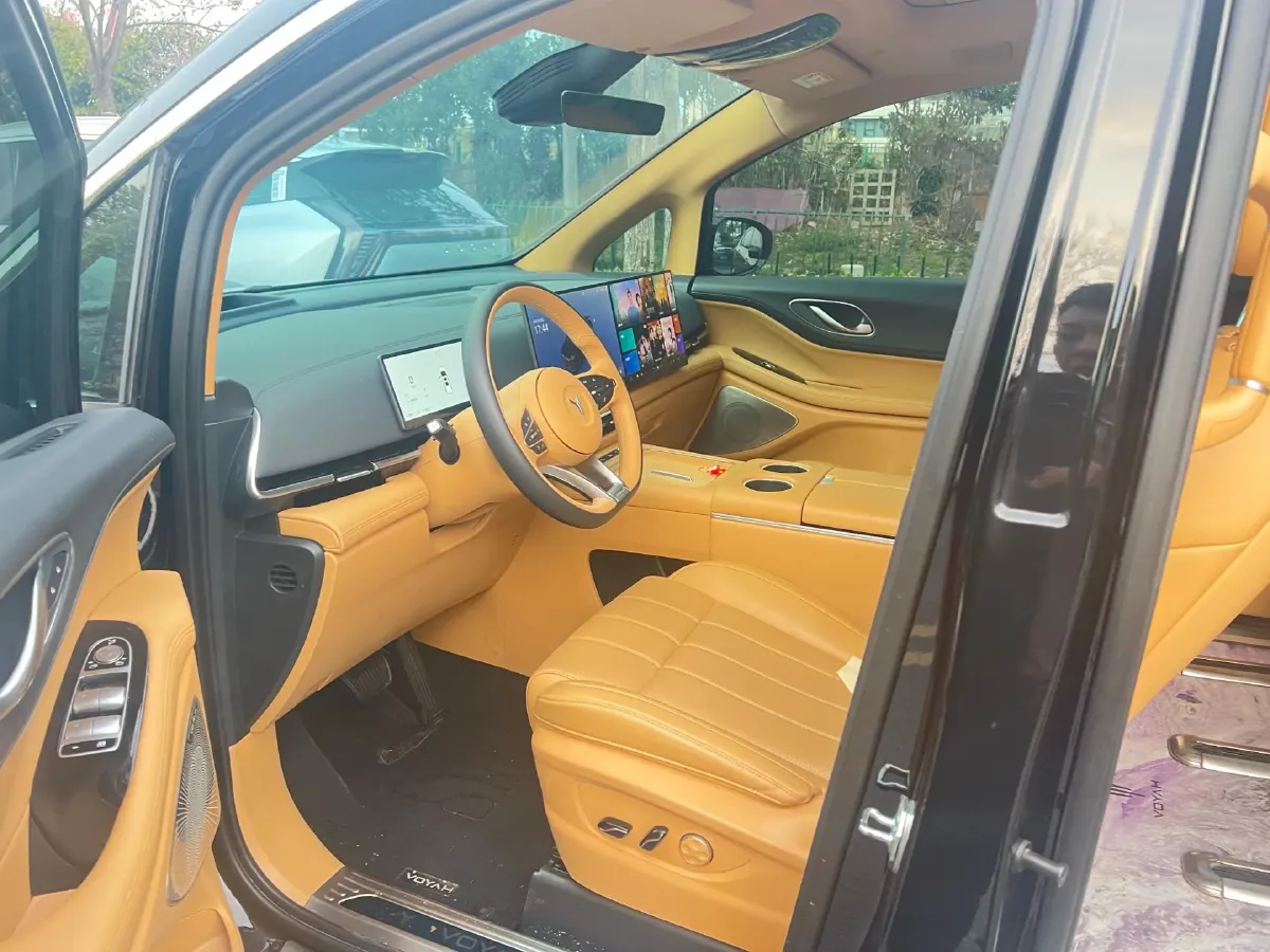 2025 Voyah Dream 1.5T 150HP L4 PHEV 41.7KWH,autocango,china used car exporter,china ev exporter,chinese used car exporter,chinese used ev exporter