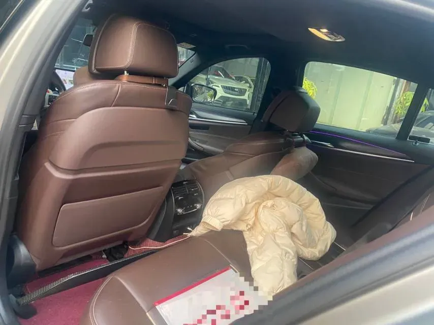 2022 BMW 5 Series 3.0T 340HP L6 8AT,autocango,china used car exporter,china ev exporter,chinese used car exporter,chinese used ev exporter