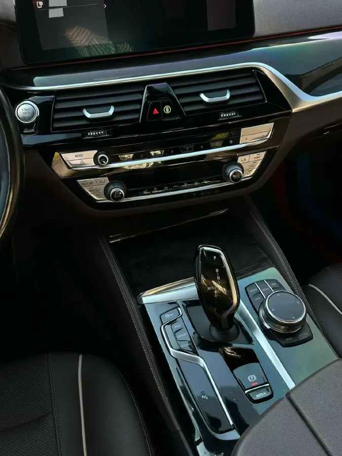 2022 BMW 5 Series 2.0T 252HP L4 8AT,autocango,china used car exporter,china ev exporter,chinese used car exporter,chinese used ev exporter