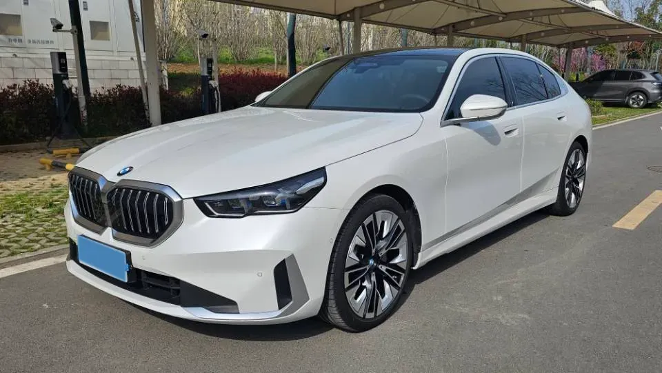 2024 BMW 5 Series 2.0T 258HP L4 8AT,autocango,china used car exporter,china ev exporter,chinese used car exporter,chinese used ev exporter