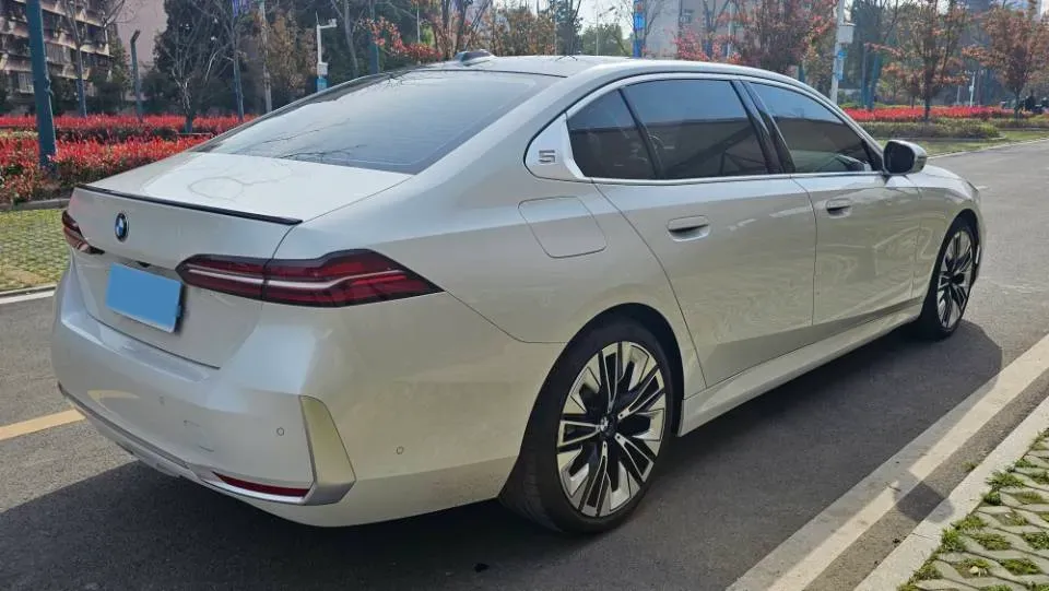 2024 BMW 5 Series 2.0T 258HP L4 8AT,autocango,china used car exporter,china ev exporter,chinese used car exporter,chinese used ev exporter