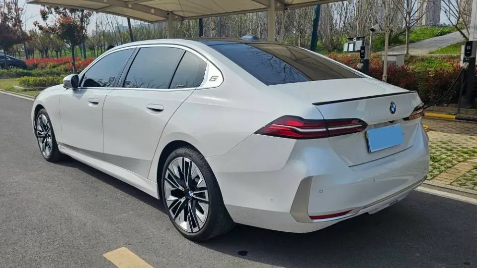 2024 BMW 5 Series 2.0T 258HP L4 8AT,autocango,china used car exporter,china ev exporter,chinese used car exporter,chinese used ev exporter