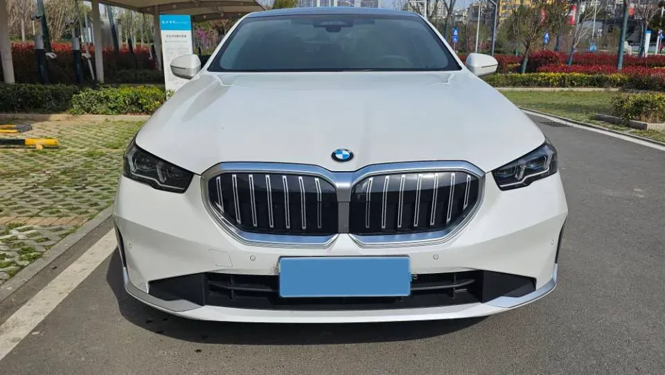 2024 BMW 5 Series 2.0T 258HP L4 8AT,autocango,china used car exporter,china ev exporter,chinese used car exporter,chinese used ev exporter