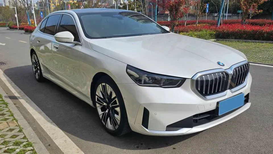 2024 BMW 5 Series 2.0T 258HP L4 8AT,autocango,china used car exporter,china ev exporter,chinese used car exporter,chinese used ev exporter