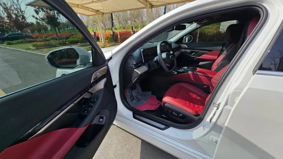 2024 BMW 5 Series 2.0T 258HP L4 8AT,autocango,china used car exporter,china ev exporter,chinese used car exporter,chinese used ev exporter