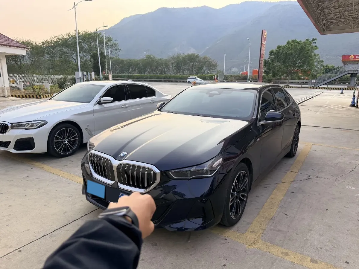 2024 BMW 5 Series 2.0T 190HP L4 8AT,autocango,china used car exporter,china ev exporter,chinese used car exporter,chinese used ev exporter