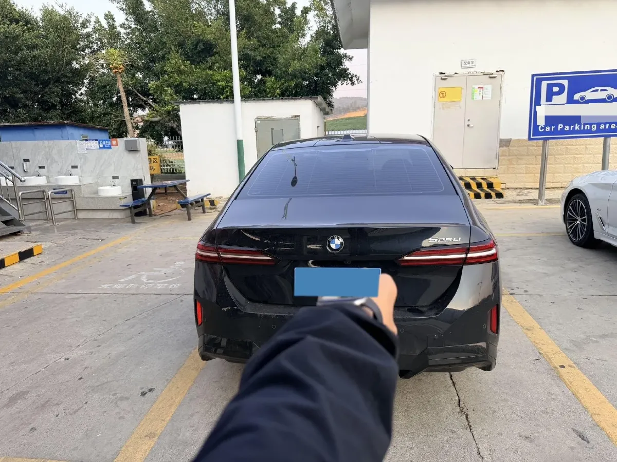 2024 BMW 5 Series 2.0T 190HP L4 8AT,autocango,china used car exporter,china ev exporter,chinese used car exporter,chinese used ev exporter