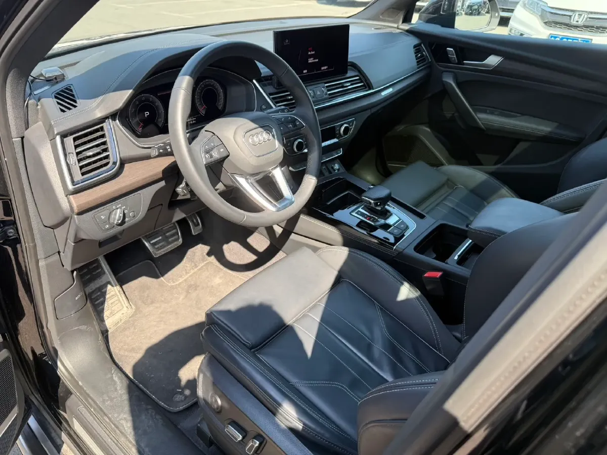 2025 Audi Q5L 2.0T 245HP L4 7DCT,autocango,china used car exporter,china ev exporter,chinese used car exporter,chinese used ev exporter