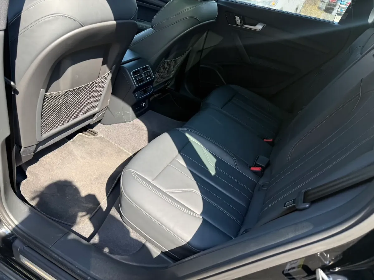 2025 Audi Q5L 2.0T 245HP L4 7DCT,autocango,china used car exporter,china ev exporter,chinese used car exporter,chinese used ev exporter