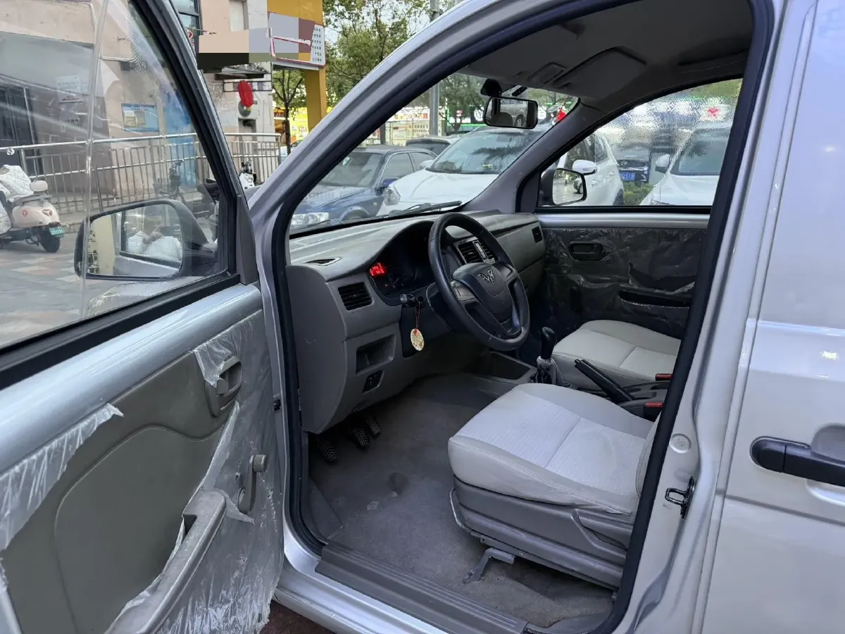 2018 WuLing RongGuang V 1.2L 88HP L4 5MT,autocango,china used car exporter,china ev exporter,chinese used car exporter,chinese used ev exporter