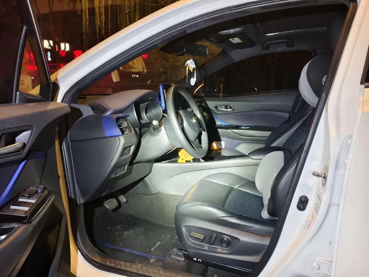 2020 Toyota C-HR 2.0L 171HP L4 CVT,autocango,china used car exporter,china ev exporter,chinese used car exporter,chinese used ev exporter