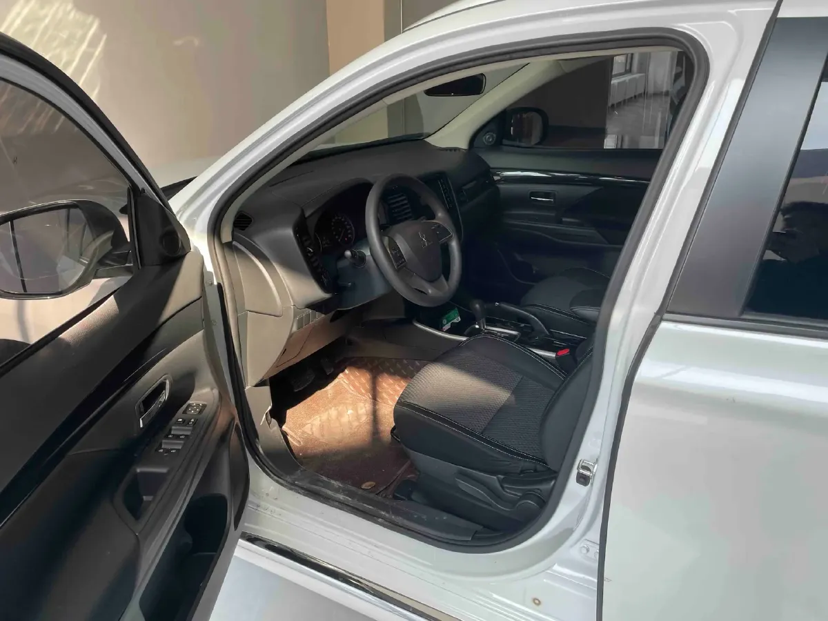 2021 Mitsubishi Outlander 2.0L 166HP L4 CVT,autocango,china used car exporter,china ev exporter,chinese used car exporter,chinese used ev exporter