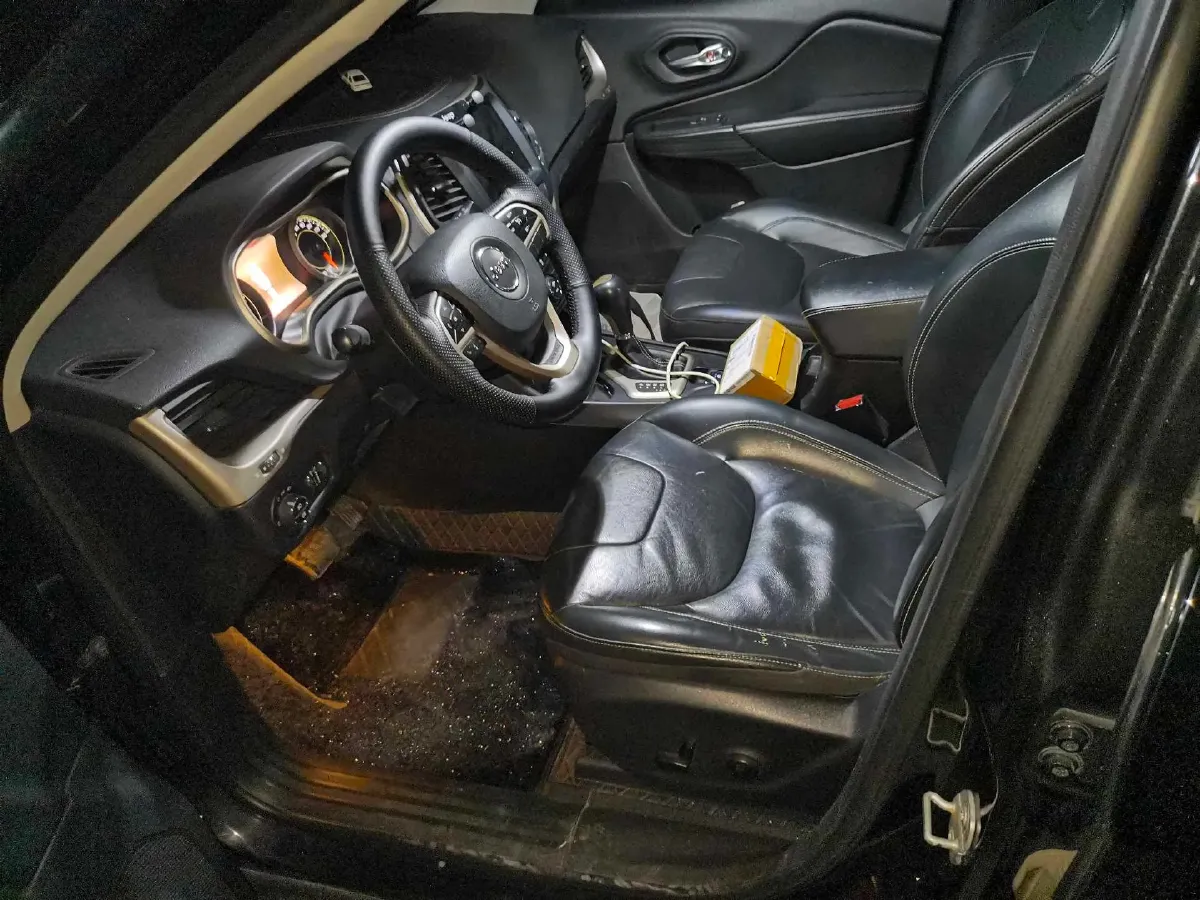 2017 Jeep Cherokee 2.4L 175HP L4 9AT,autocango,china used car exporter,china ev exporter,chinese used car exporter,chinese used ev exporter