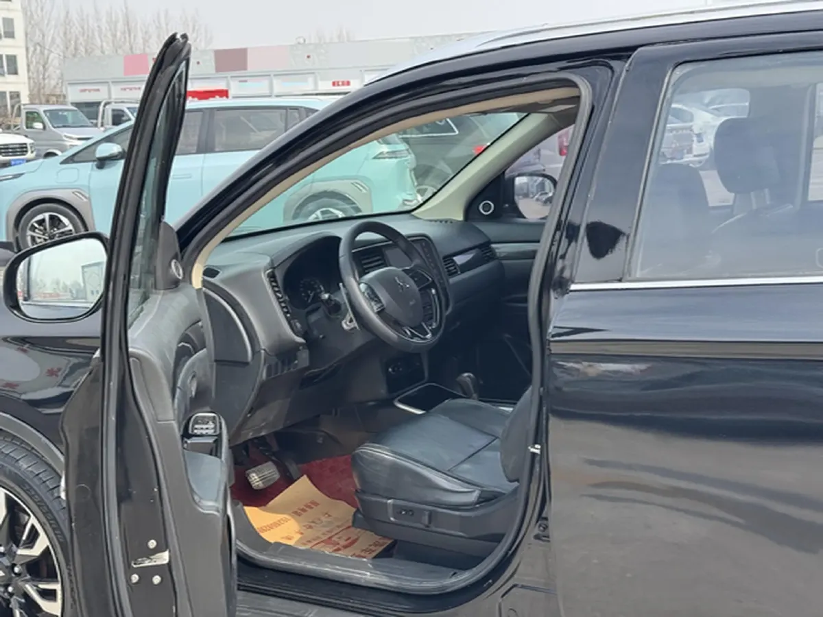 2020 Mitsubishi Outlander 2.4L 192HP L4 CVT,autocango,china used car exporter,china ev exporter,chinese used car exporter,chinese used ev exporter