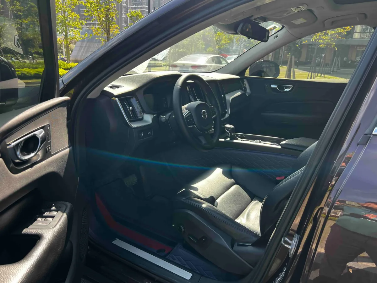 2018 Volvo XC60 2.0T 254HP L4 8AT,autocango,china used car exporter,china ev exporter,chinese used car exporter,chinese used ev exporter