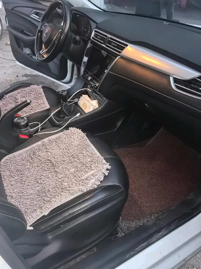 2020 Roewe i5 1.5L 120HP L4 5MT,autocango,china used car exporter,china ev exporter,chinese used car exporter,chinese used ev exporter