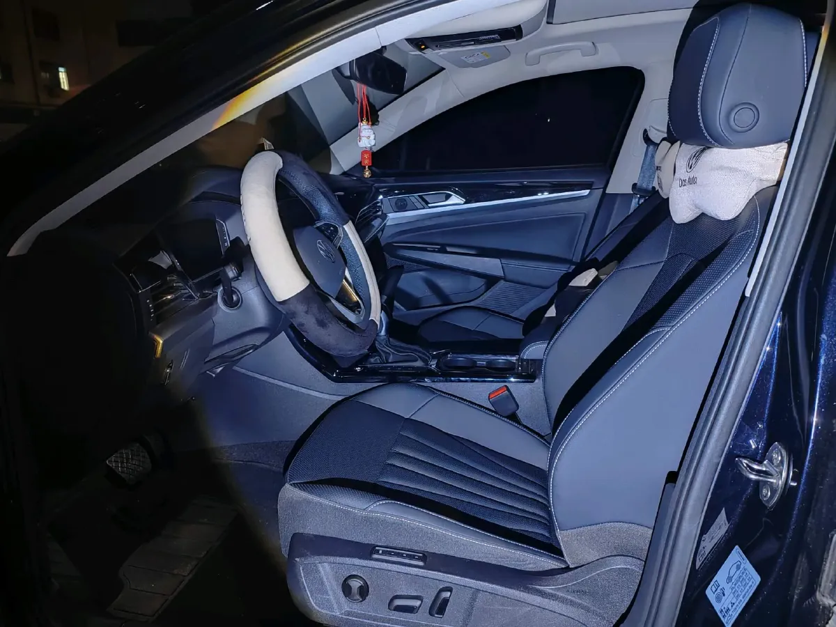 2025 Volkswagen Passat 2.0T 220HP L4 7DCT,autocango,china used car exporter,china ev exporter,chinese used car exporter,chinese used ev exporter