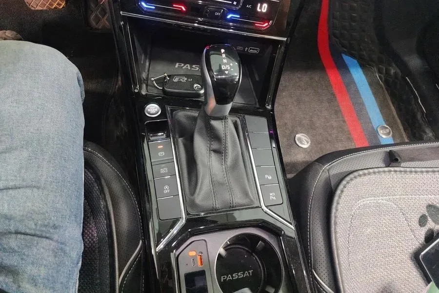 2024 Volkswagen Passat 2.0T 220HP L4 7DCT,autocango,china used car exporter,china ev exporter,chinese used car exporter,chinese used ev exporter