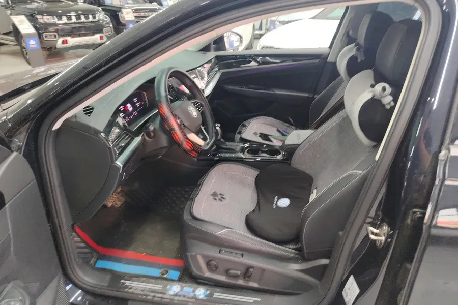 2024 Volkswagen Passat 2.0T 220HP L4 7DCT,autocango,china used car exporter,china ev exporter,chinese used car exporter,chinese used ev exporter