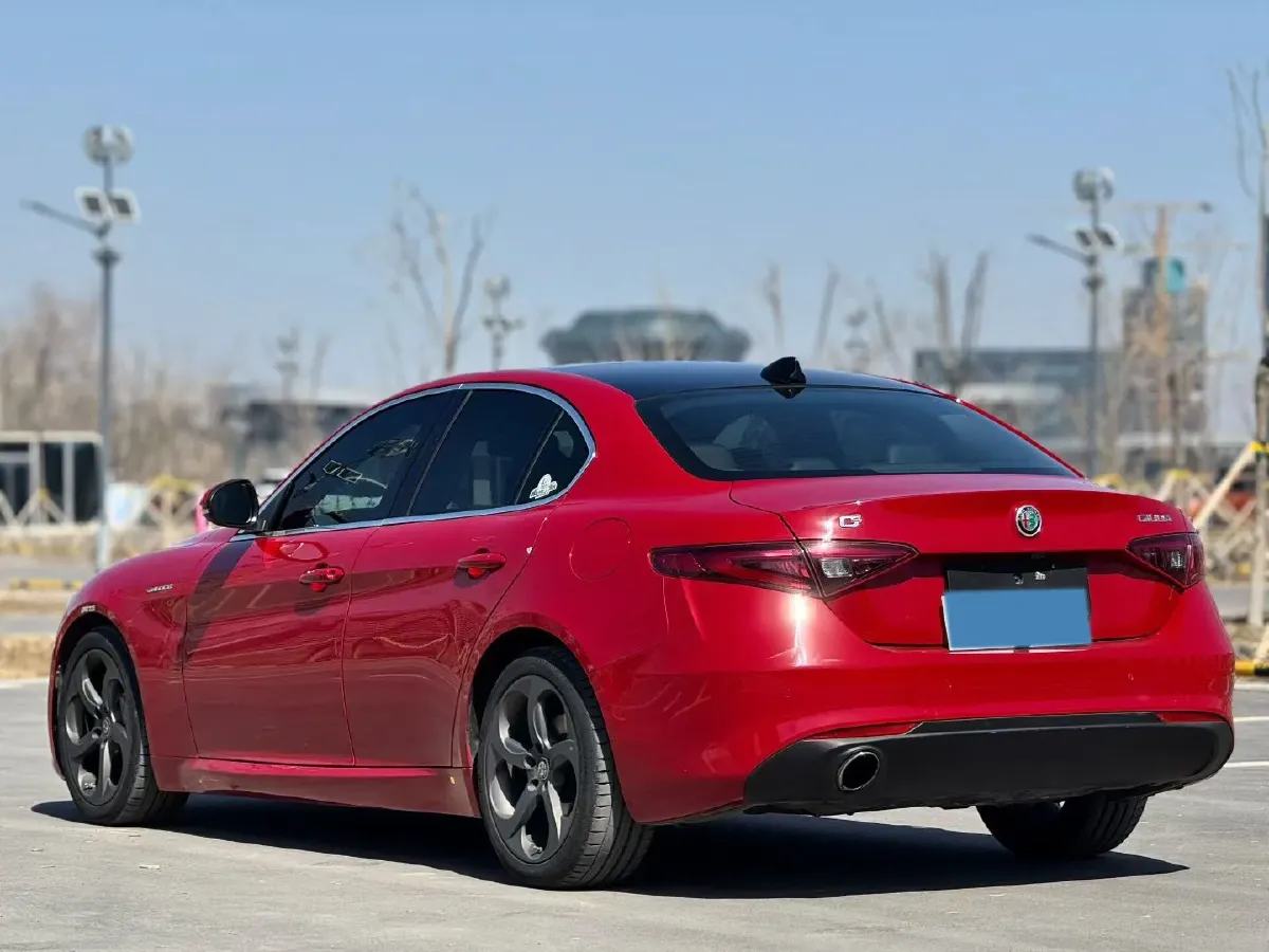 2017 Alfa Romeo Giulia 2.0T 200HP L4 8AT,autocango,china used car exporter,china ev exporter,chinese used car exporter,chinese used ev exporter