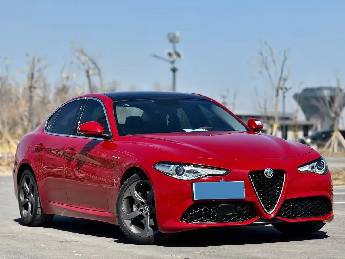 2017 Alfa Romeo Giulia 2.0T 200HP L4 8AT,autocango,china used car exporter,china ev exporter,chinese used car exporter,chinese used ev exporter