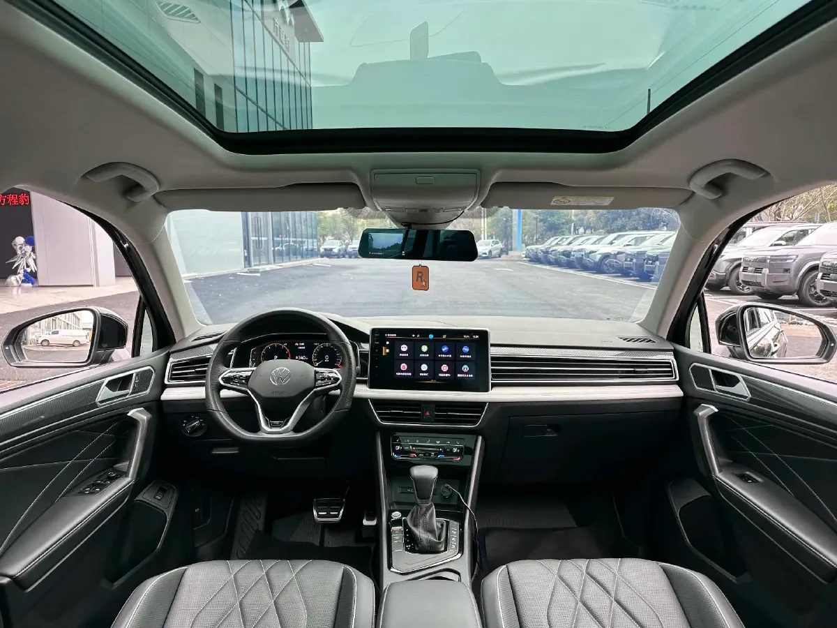 2023 Volkswagen Tiguan L 2.0T 186HP L4 7DCT,autocango,china used car exporter,china ev exporter,chinese used car exporter,chinese used ev exporter