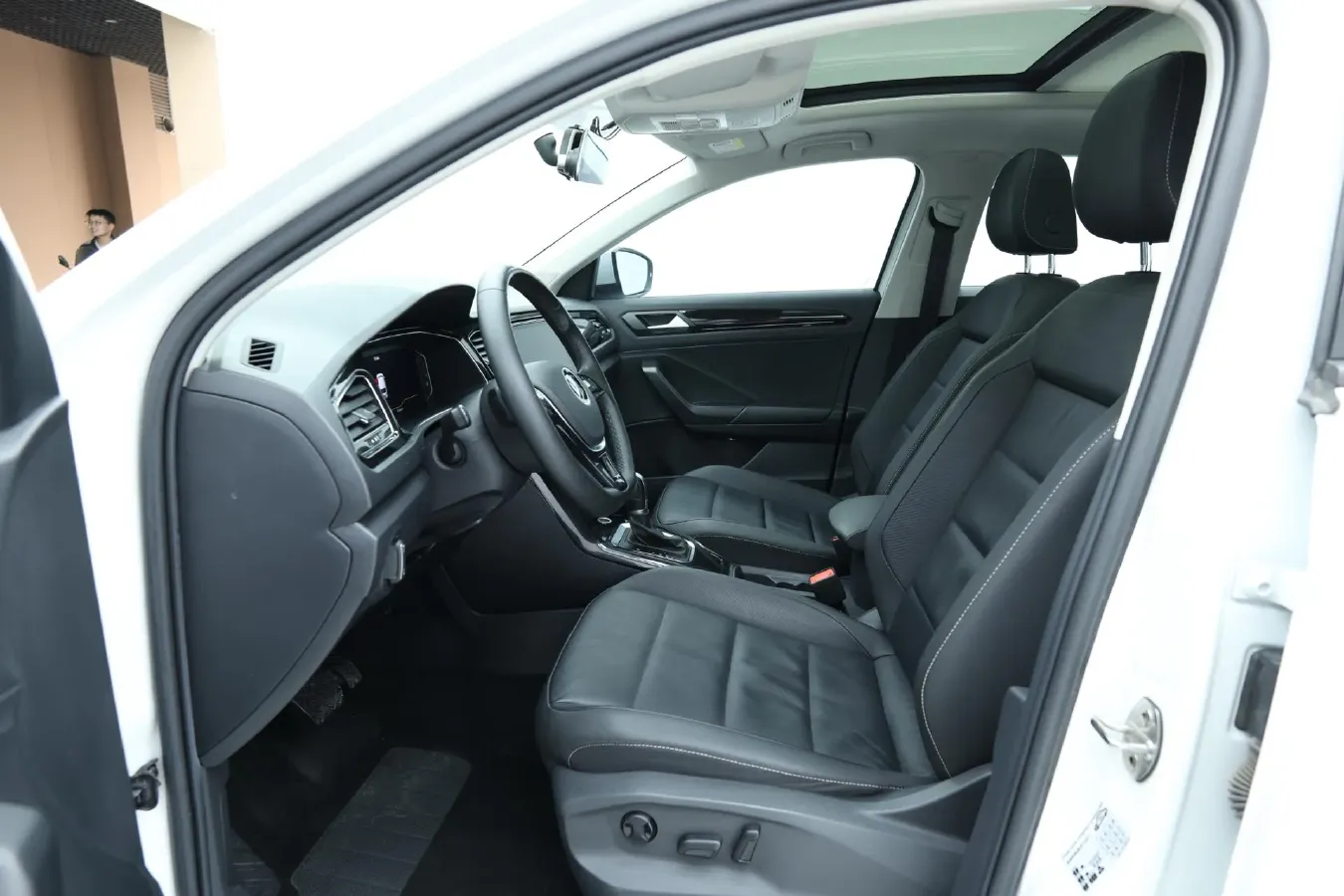 2022 Volkswagen T-Roc 1.4T 150HP L4 7DCT,autocango,china used car exporter,china ev exporter,chinese used car exporter,chinese used ev exporter