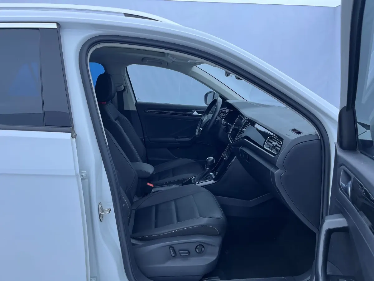 2022 Volkswagen T-Roc 1.4T 150HP L4 7DCT,autocango,china used car exporter,china ev exporter,chinese used car exporter,chinese used ev exporter