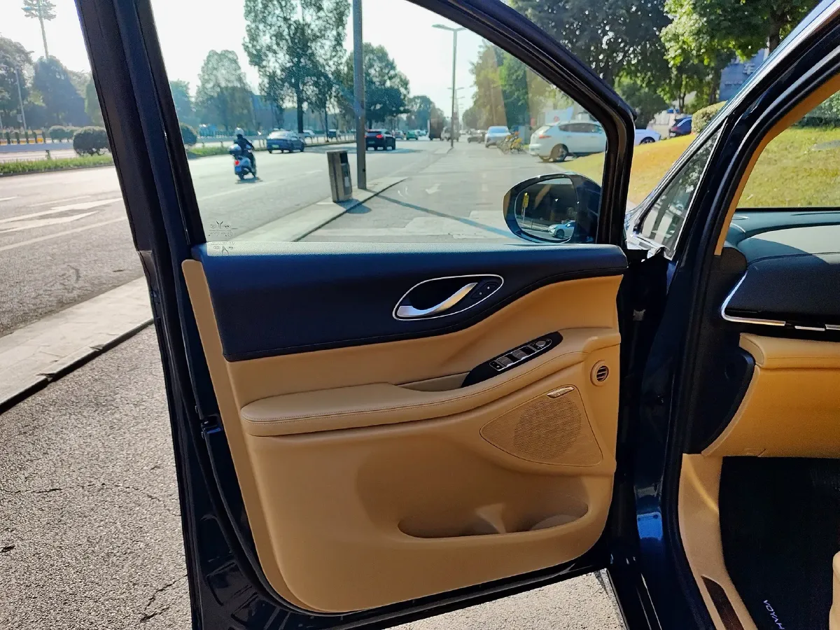 2026 Voyah Dream 1.5T 150HP L4 PHEV,autocango,china used car exporter,china ev exporter,chinese used car exporter,chinese used ev exporter