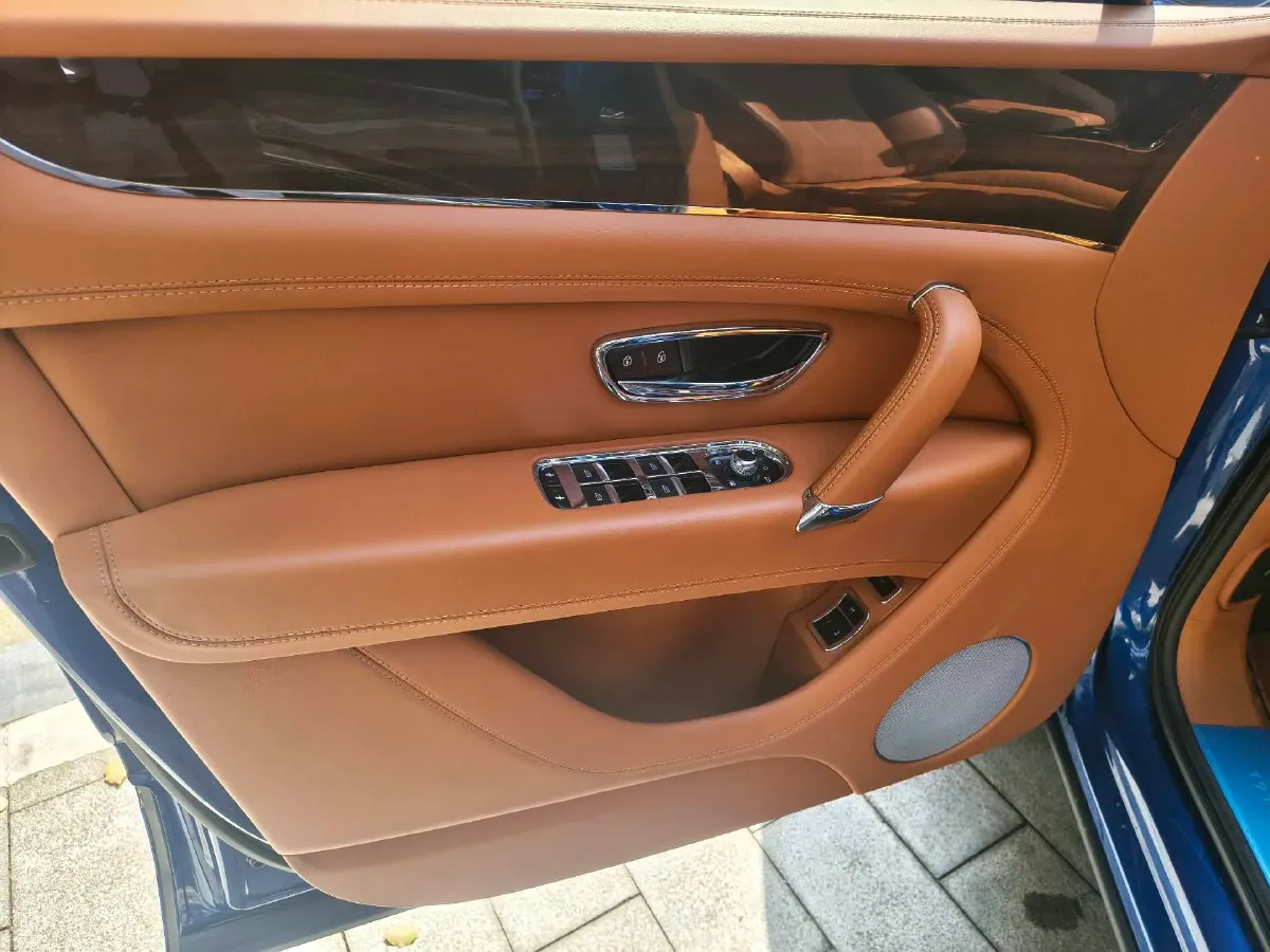 2018 Bentley Bentayga 4.0T 550HP V8 8AT,autocango,china used car exporter,china ev exporter,chinese used car exporter,chinese used ev exporter