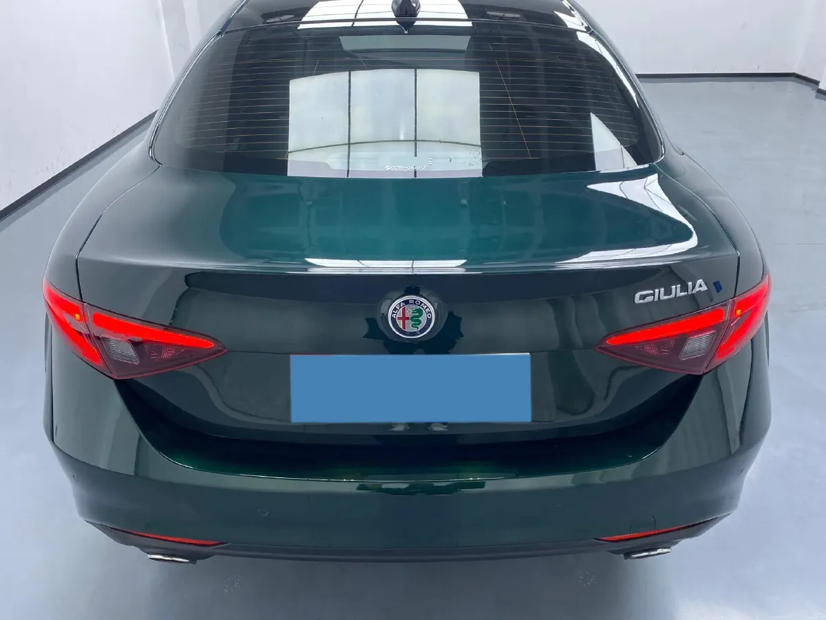 2021 Alfa Romeo Giulia 2.0T 280HP L4 8AT,autocango,china used car exporter,china ev exporter,chinese used car exporter,chinese used ev exporter